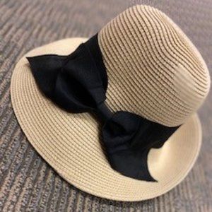 Floppy hat with big bow